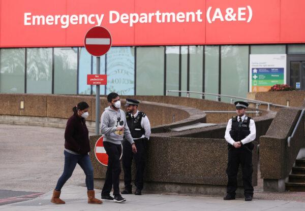 Police officers are seen outside St Thomas' Hospital after British Prime Minister Boris Johnson spent a second night in intensive care after his COVID-19 symptoms worsened, in London, Britain, on April 8, 2020. (Simon Dawson/Reuters)
