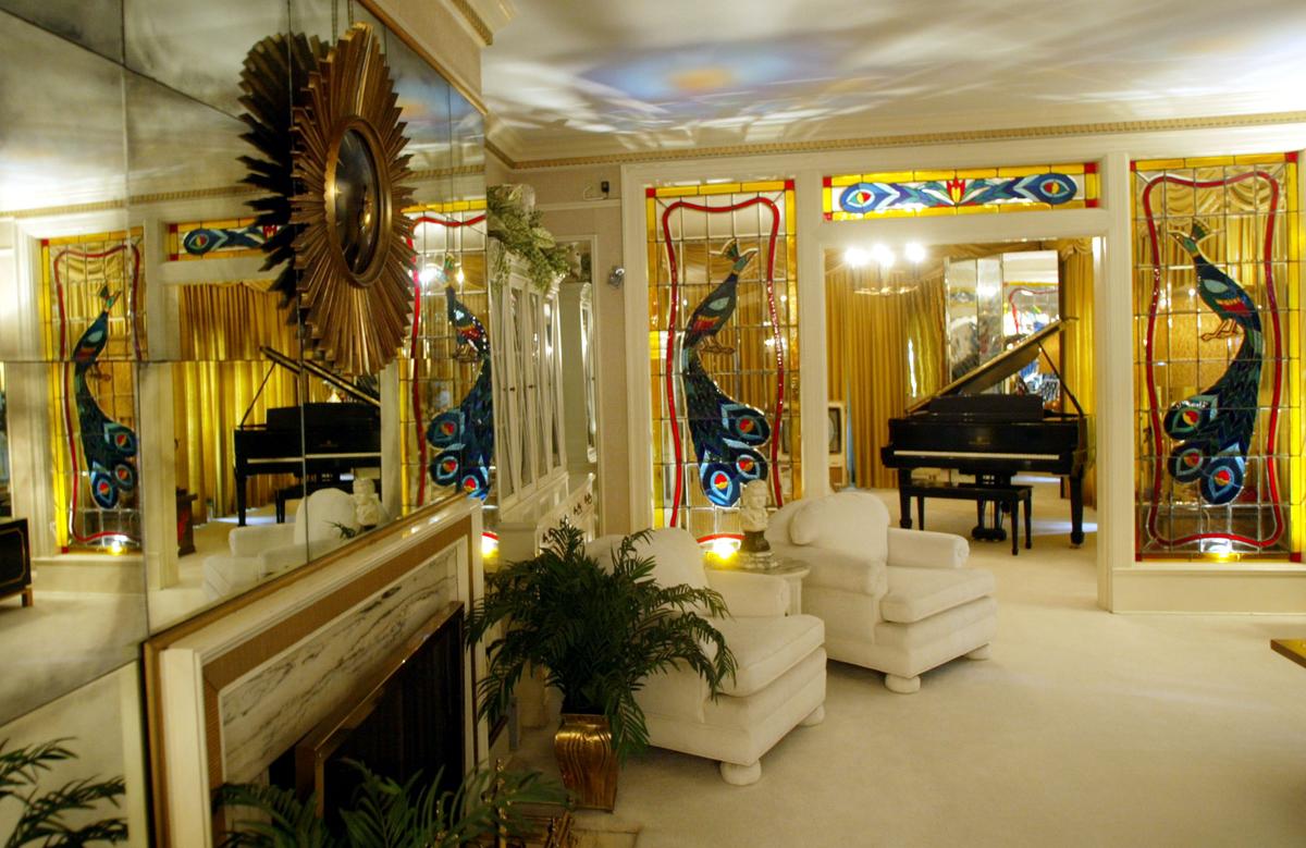 Elvis Presley's living room at Graceland is seen during Elvis Week on Aug. 12, 2002, in Memphis, Tennessee. (©Gettty Images | <a href="https://www.gettyimages.com/detail/news-photo/elvis-presleys-living-room-at-graceland-is-seen-during-news-photo/1333865?adppopup=true">Mario Tama</a>)