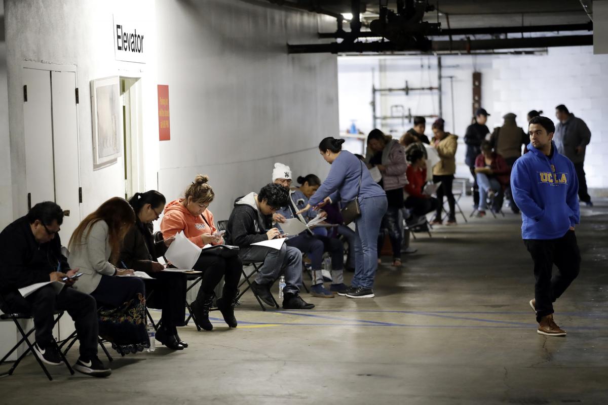 US Jobless Claims Stay Steady at 884,000 in Sign of Labor Market Struggles