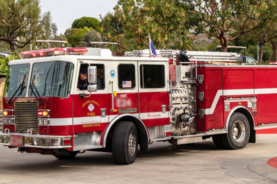 Firefighters Shop Groceries for Seniors and At-Risk People Amid the CCP Virus Crisis