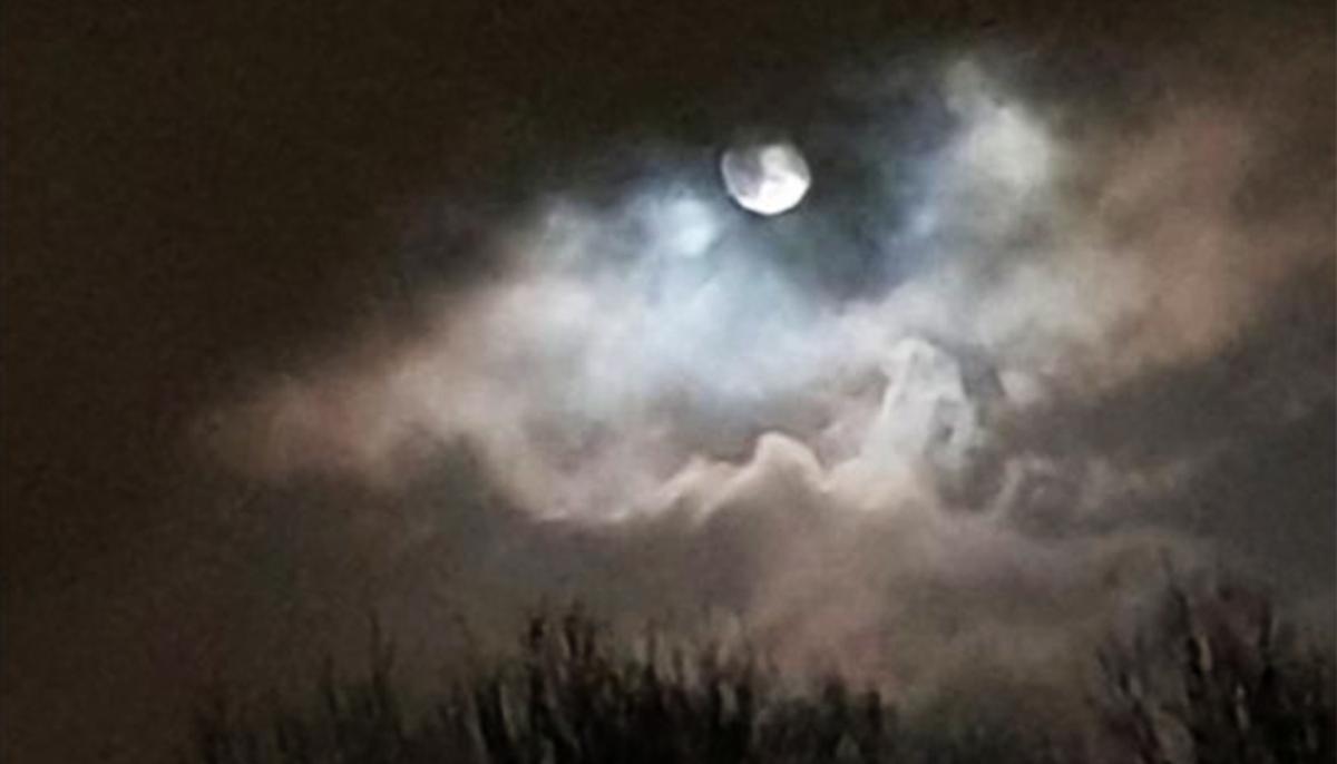 Woman Captures Once-in-a-Lifetime 'Eye of the Storm' on Her Phone Around a Full Moon
