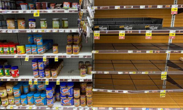 Grocery store shelves are seen inside Kroger Co.'s Ralphs supermarket amid fears of the global growth of CCP virus cases, in Los Angeles, Calif., on March 15, 2020. (Patrick T. Fallon/Reuters)