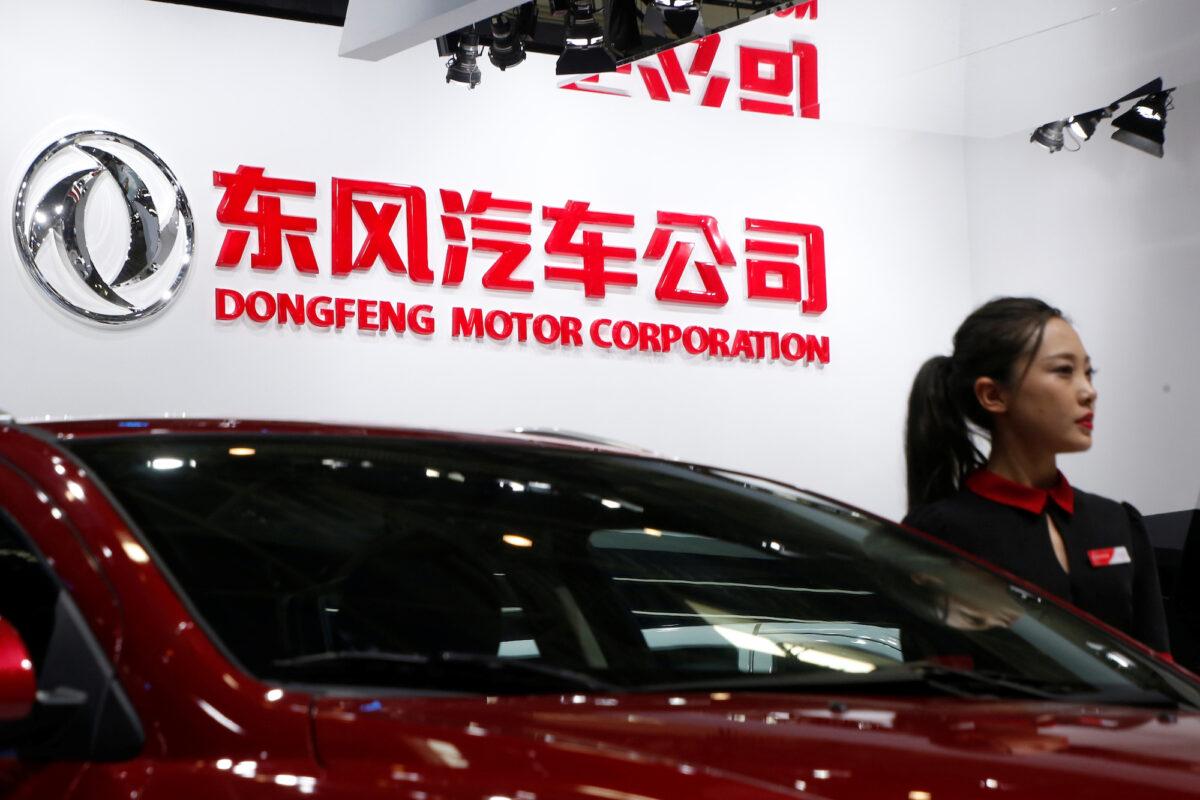 A hostess poses next to a Dongfeng sedan at the Auto China 2016 auto show in Beijing on April 26, 2016. (Kim Kyung-Hoon/File Photo/Reuters)