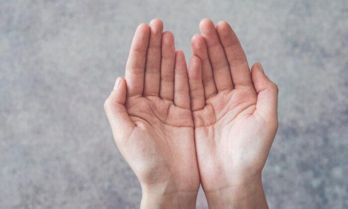 4 Ways Your Palms Can Read Your Personality–What Does Your ‘Heart Line’ Say About You?