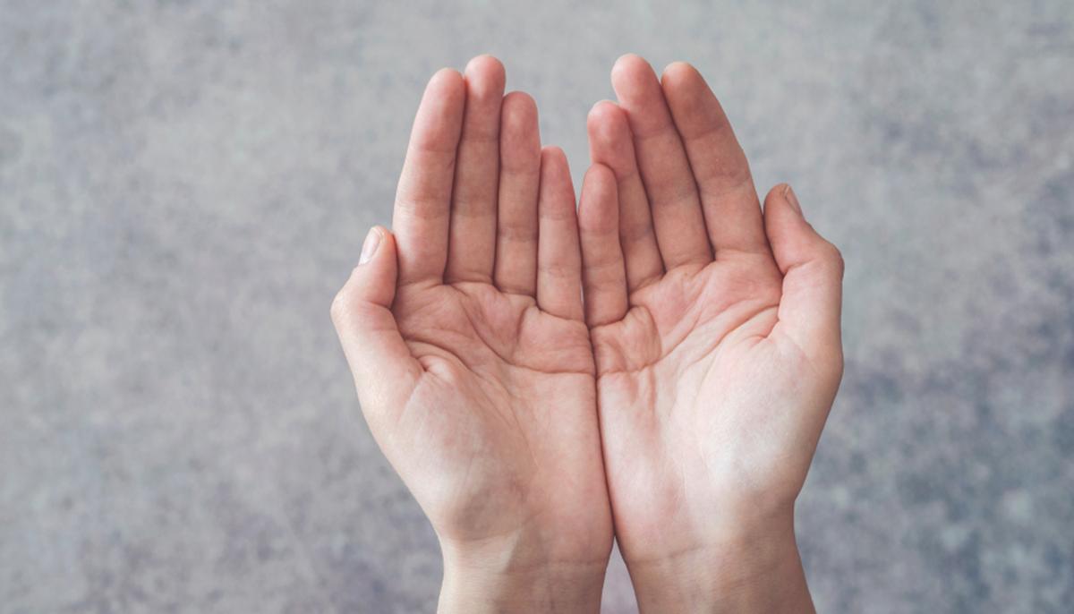 4 Ways Your Palms Can Read Your Personality–What Does Your 'Heart Line' Say About You?