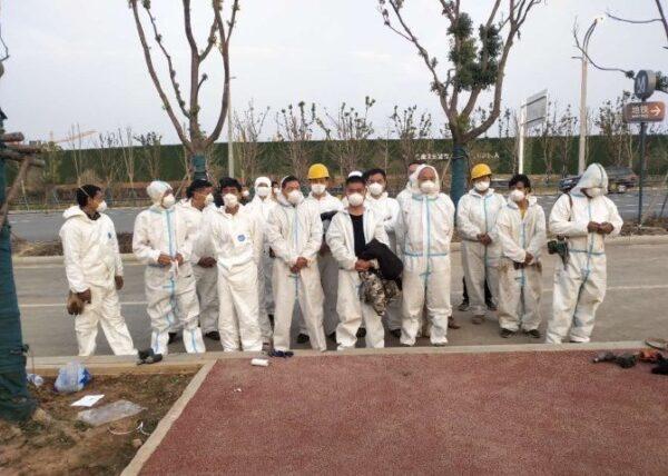 Zhang Xiongjun and other construction workers at the Leishenshan Hospital. (Zhang Xiongjun/Weibo)