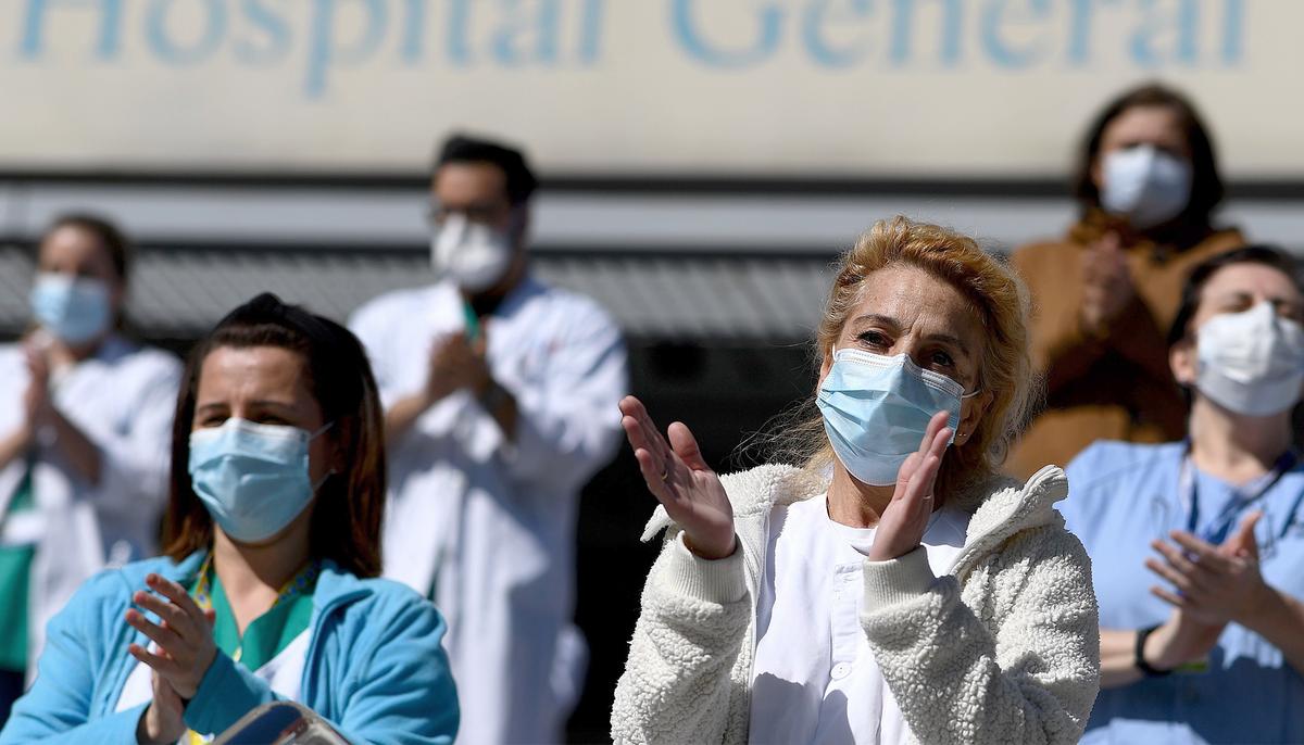 Doctors & Nurses Surprise Hospital Cleaning Staff With Round of Applause, and the Video Goes Viral on Twitter