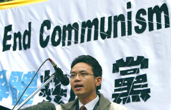 Chen Yonglin, a former Chinese diplomat who defected to Australia, addresses the crowd during a rally in Sydney, Australia, on June 26, 2005. (Mark Kolbe/Getty Images)
