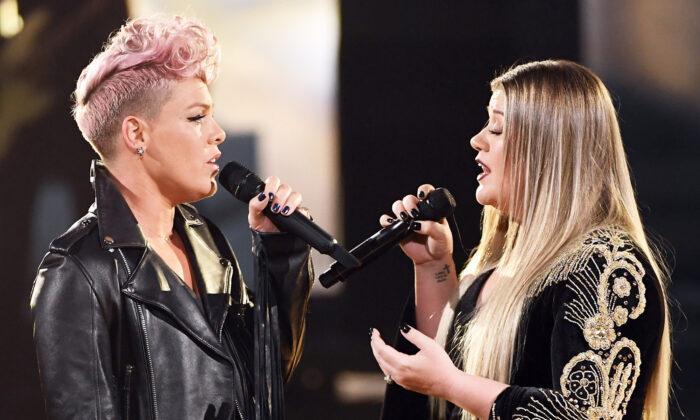Kelly Clarkson Joins Forces With Pink For Performance Of ‘Everybody Hurts’ to Honor First Responders