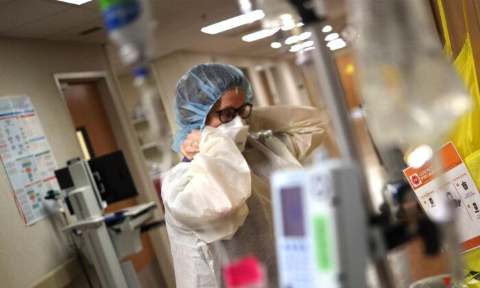 Touching Photo Captures ICU Nurse’s Mom Hugging Her Through a Sheet Amid CCP Virus