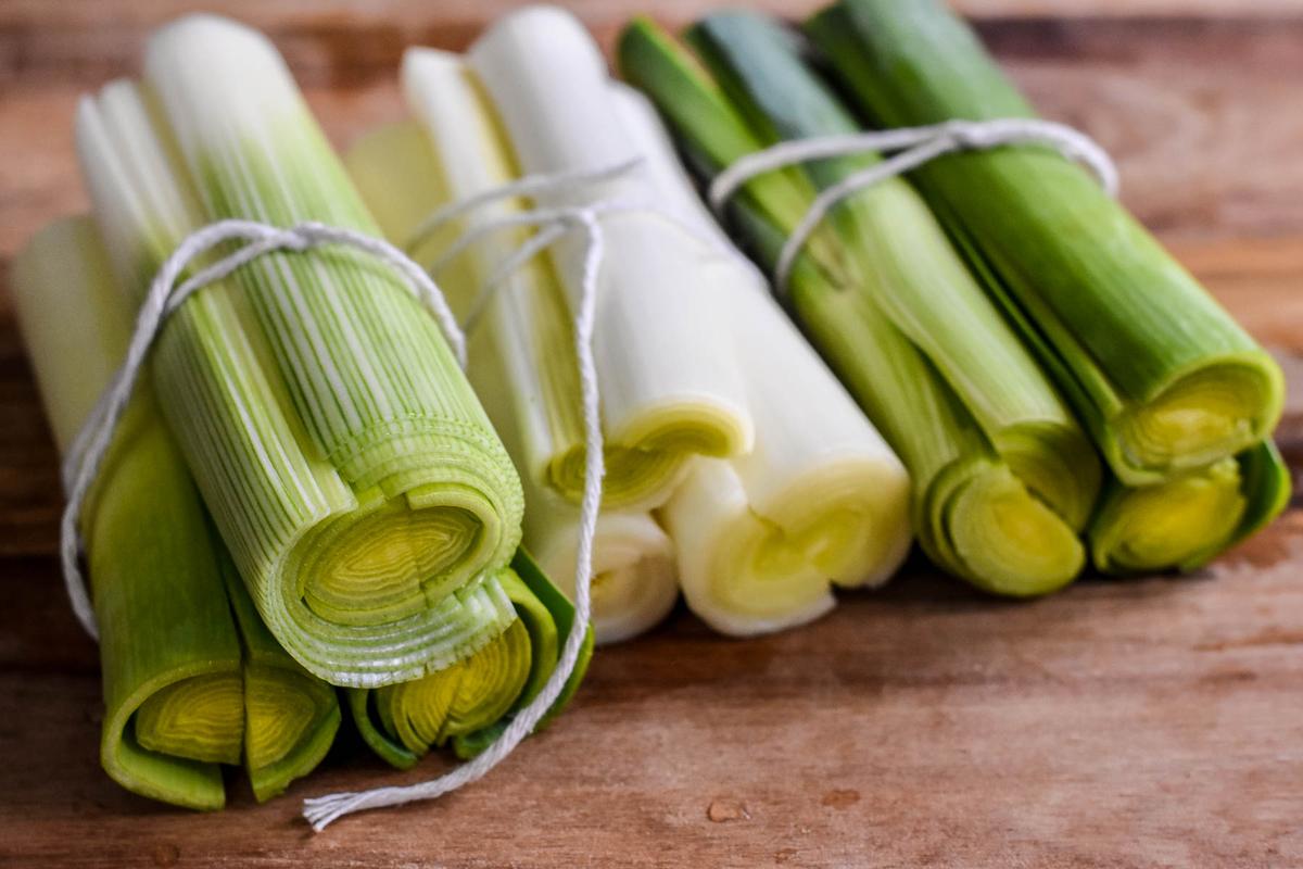 Kitchen twine keeps the bundles of leeks together as they cook. (Audrey Le Goff)