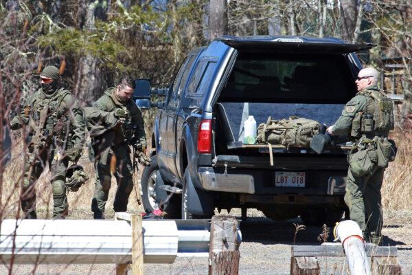 RCMP members pack up after the search for Gabriel Wortman in Great Village, Nova Scotia on April 19, 2020. (John Morris/Reuters)
