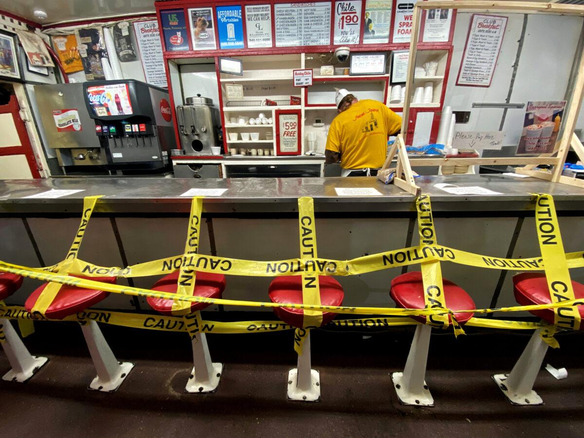 An employee prepares a takeout order at a fast-food restaurant as the spread of the CCP virus affected local business in Roanoke, Va., on April 18, 2020. (Carlos Barria/Reuters)