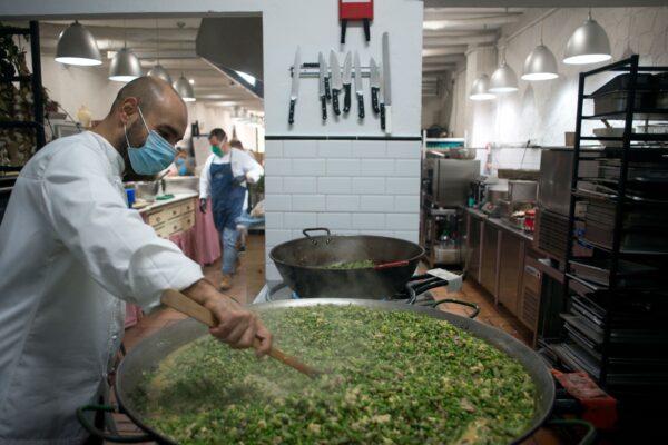 Spanish chef Benito Gomez cooks food for people in need in Ronda, during a food distribution campaign amid a national lockdown to prevent the spread of the CCP virus in Ronda, Spain, on April 18, 2020. (Jorge Guerrero/AFP via Getty Images)