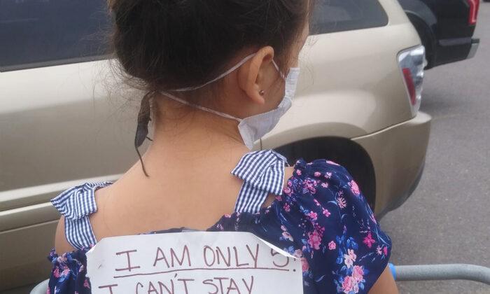 Mom Puts Sign on Daughter’s Back in Grocery Store for Would-Be Social Distance Shamers