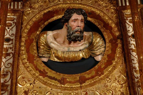 Roundel with male head, 1526–1533. Polychromed wood with gilding. National Museum of Sculpture, Valladolid, Spain. (Javier Muñoz and Paz Pastor/National Museum of Sculpture, Valladolid, Spain)