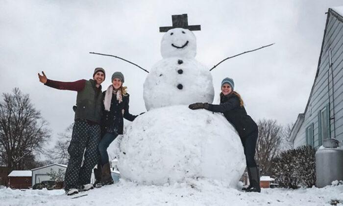 Giant Snowman With Hidden Tree Trunk Base Delivers Instant Karma to Driver