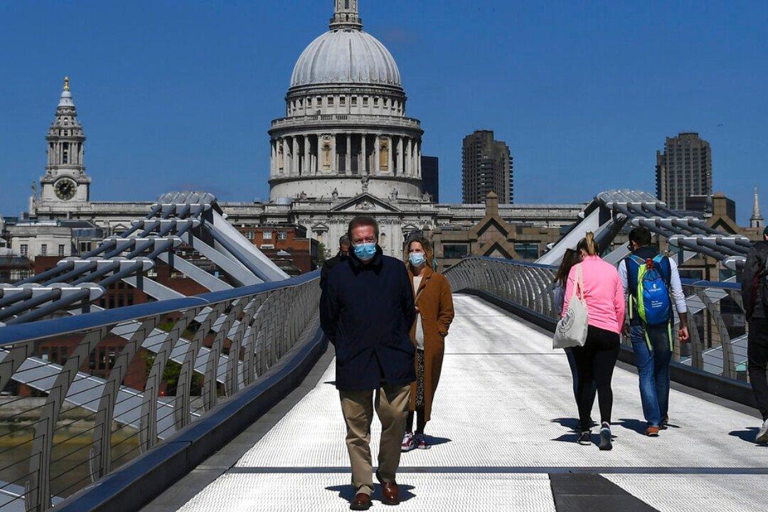 UK Government Faces Criticism as COVID-19 Deaths Pass 20,000