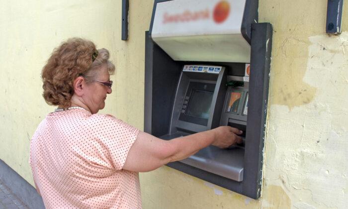 81-Year-Old Woman in UK Fights Off Would-Be Mugger Trying to Steal Her Bank Card at ATM