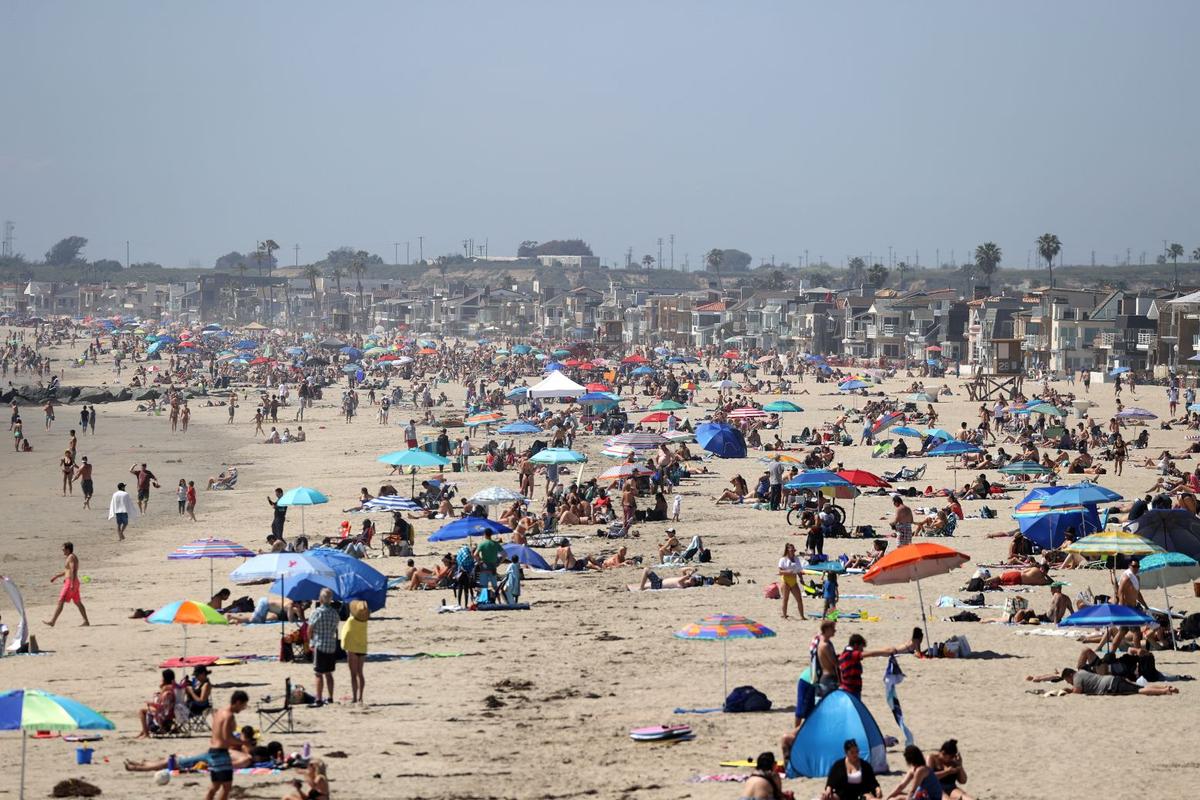 People are seen gathering on the Corona del Mar State Beach in Newport Beach, California, on April 25, 2020. (Michael Heiman/Getty Images)