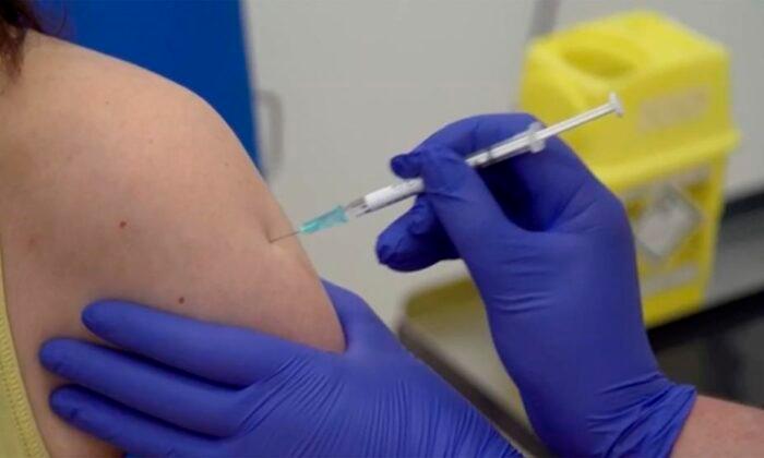 Poll Shows Canadians Divided on Making COVID-19 Vaccine Mandatory