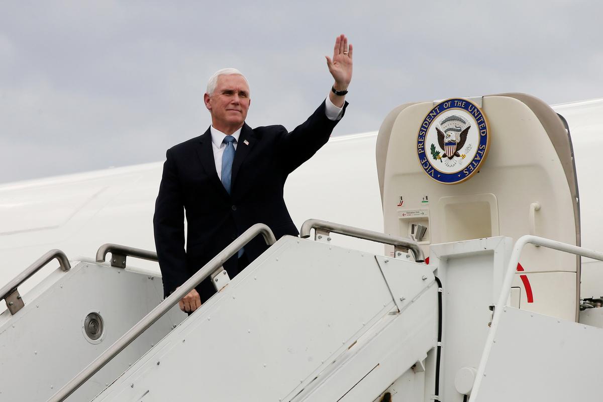 Vice President Mike Pence waves as he arrives for a visit to the Mayo Clinic in Rochester, Minnesota, on April 28, 2020. (Jim Mone/AP Photo)