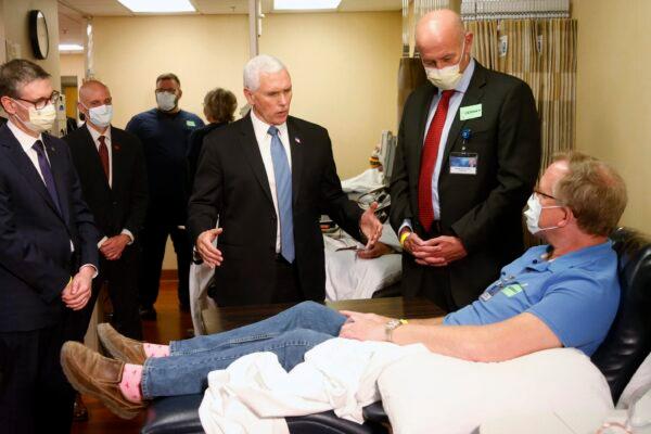 Vice President Mike Pence (C) visits a patient who survived the CCP virus and was going to give blood, during a tour of the Mayo Clinic in Rochester, Minnesota, on April 28, 2020. (Jim Mone/AP Photo)