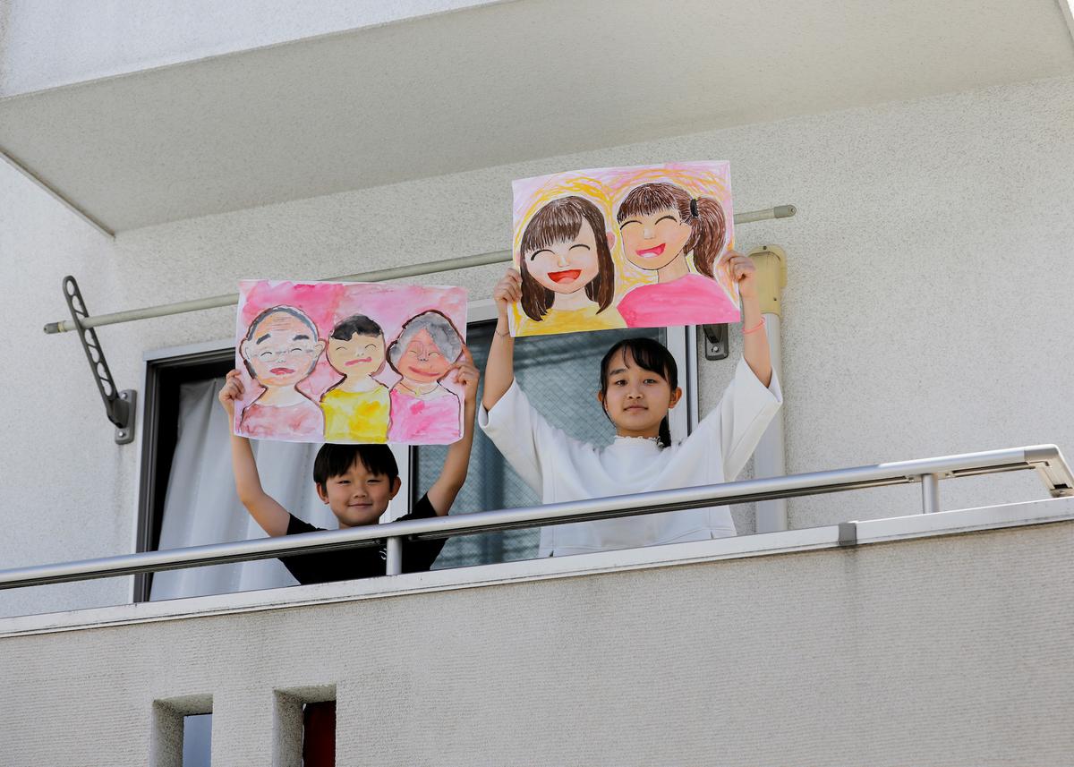 Reku Matsui, 8, and Yaya Matsui, 12, in Tokyo, on April 19, 2020. (REUTERS/Kim Kyung-Hoon)