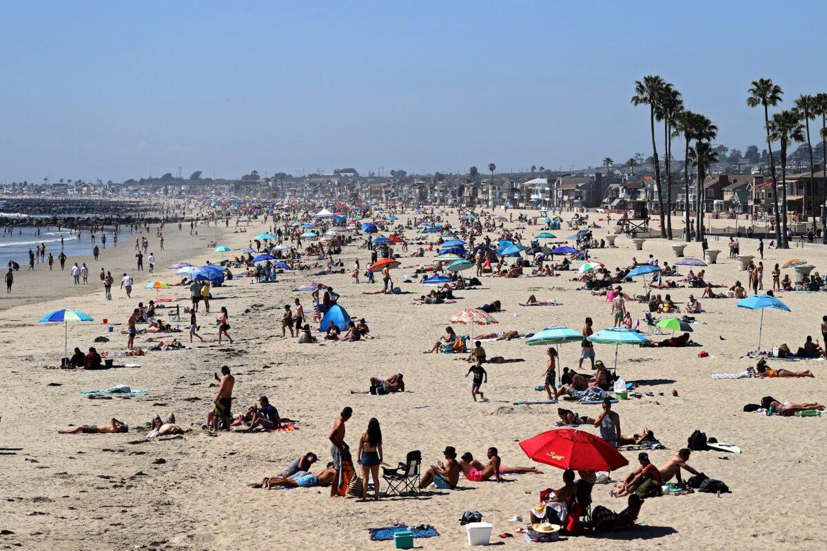 People are seen gathering on the Corona del Mar State Beach in Newport Beach, Calif., on April 25, 2020. (Michael Heiman/Getty Images)