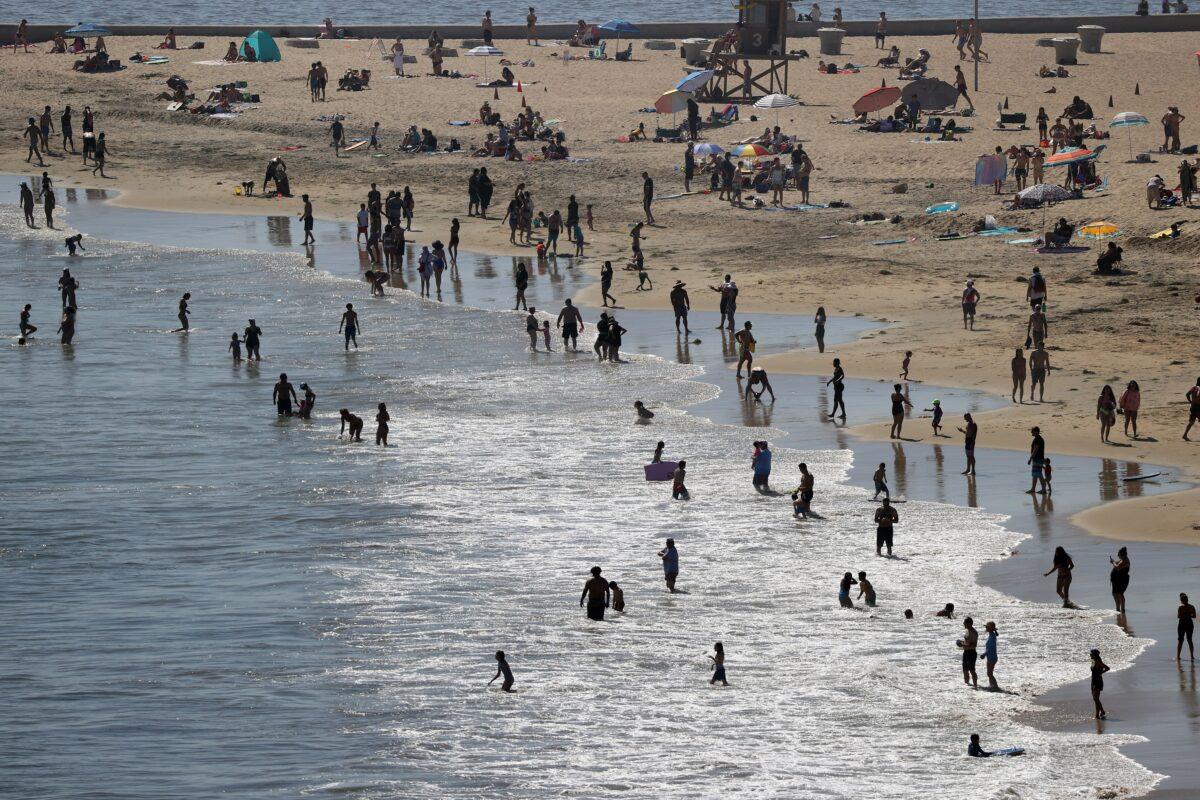 People are seen gathering on the Corona del Mar State Beach in Newport Beach, California on April 25, 2020. (Michael Heiman/Getty Images)