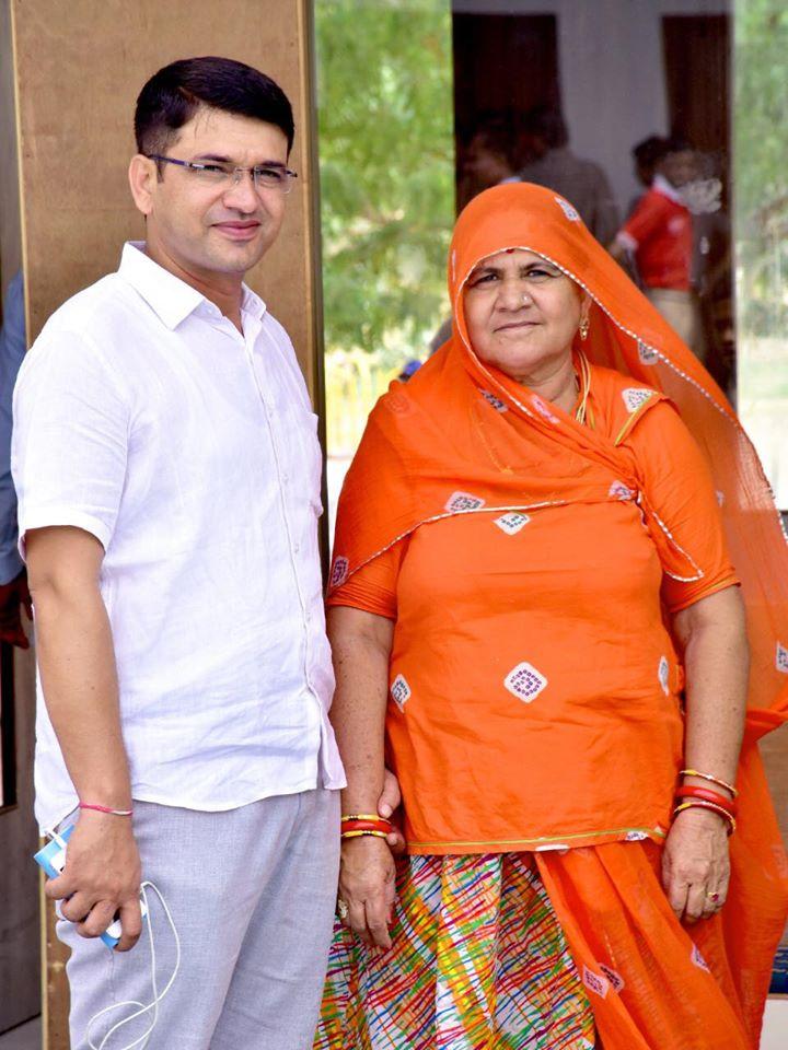 Ramnivas Manda with his mother. (Courtesy of <a href="https://www.facebook.com/RamNiwasMandaUmmednagar/">Ramnivas Manda</a>)