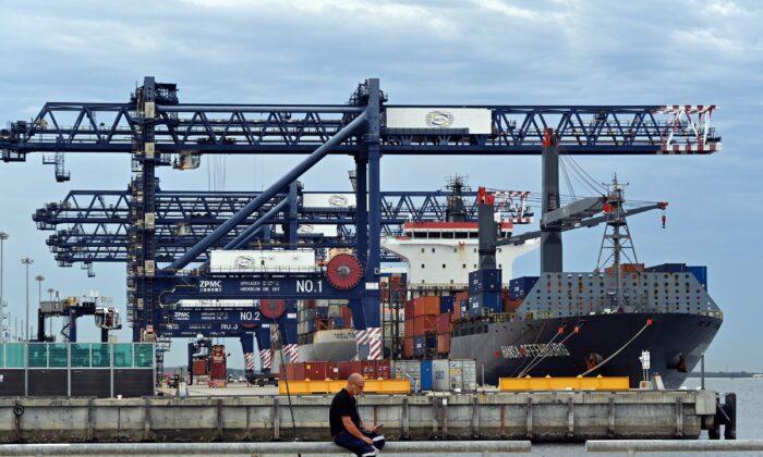 Wharfies End Sydney Port Industrial Action
