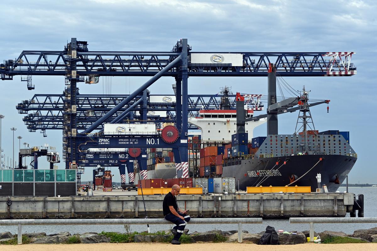 Wharfies End Sydney Port Industrial Action