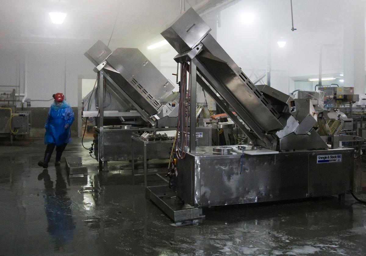 As Meat Plant Infections Rise, Canada Lets Packers Choose When to Close