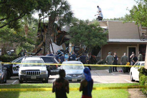 Authorities investigate the scene of a helicopter crash at an apartment complex in Houston on May 2, 2020. (Jon Shapley/Houston Chronicle via AP)