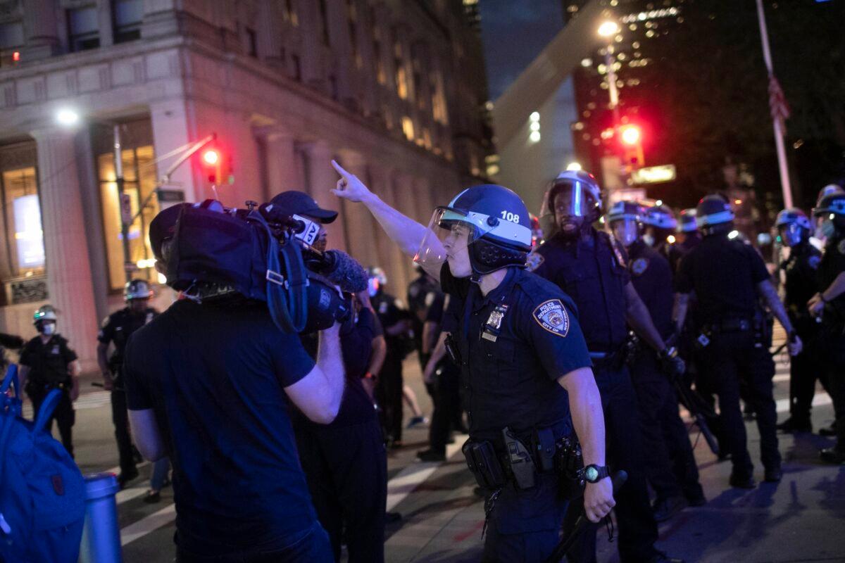 A police officer shouts at Associated Press videojournalist Robert Bumsted, in New York City on June 2, 2020. (Wong Maye-E/AP Photo)