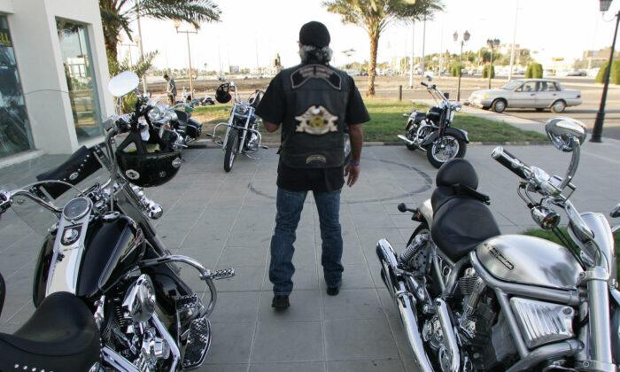 Bikers Hold Would-Be Thief in Headlock Until Police Arrive After He Steals Veteran’s Wallet