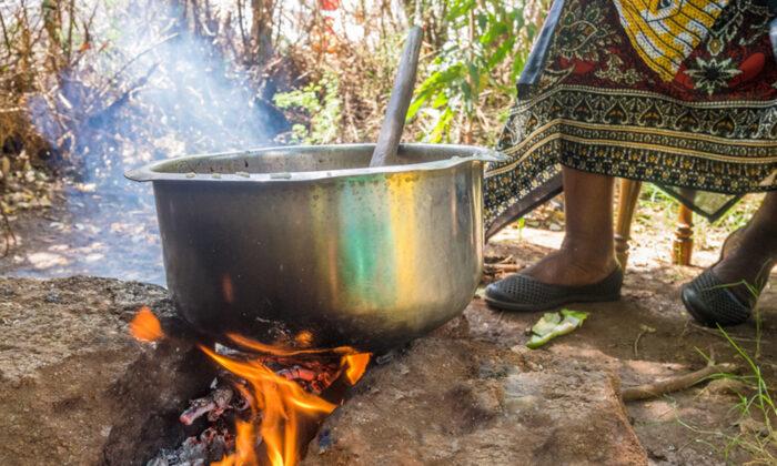Kenyan Mom of Eight Receives Donations After ‘Cooking’ Stones for Her Starving Kids