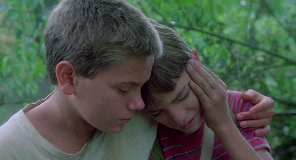 Chris Chambers (River Phoenix, L) comforts Gordie Lachance (Wil Wheaton) in “Stand by Me.” (Columbia Pictures)