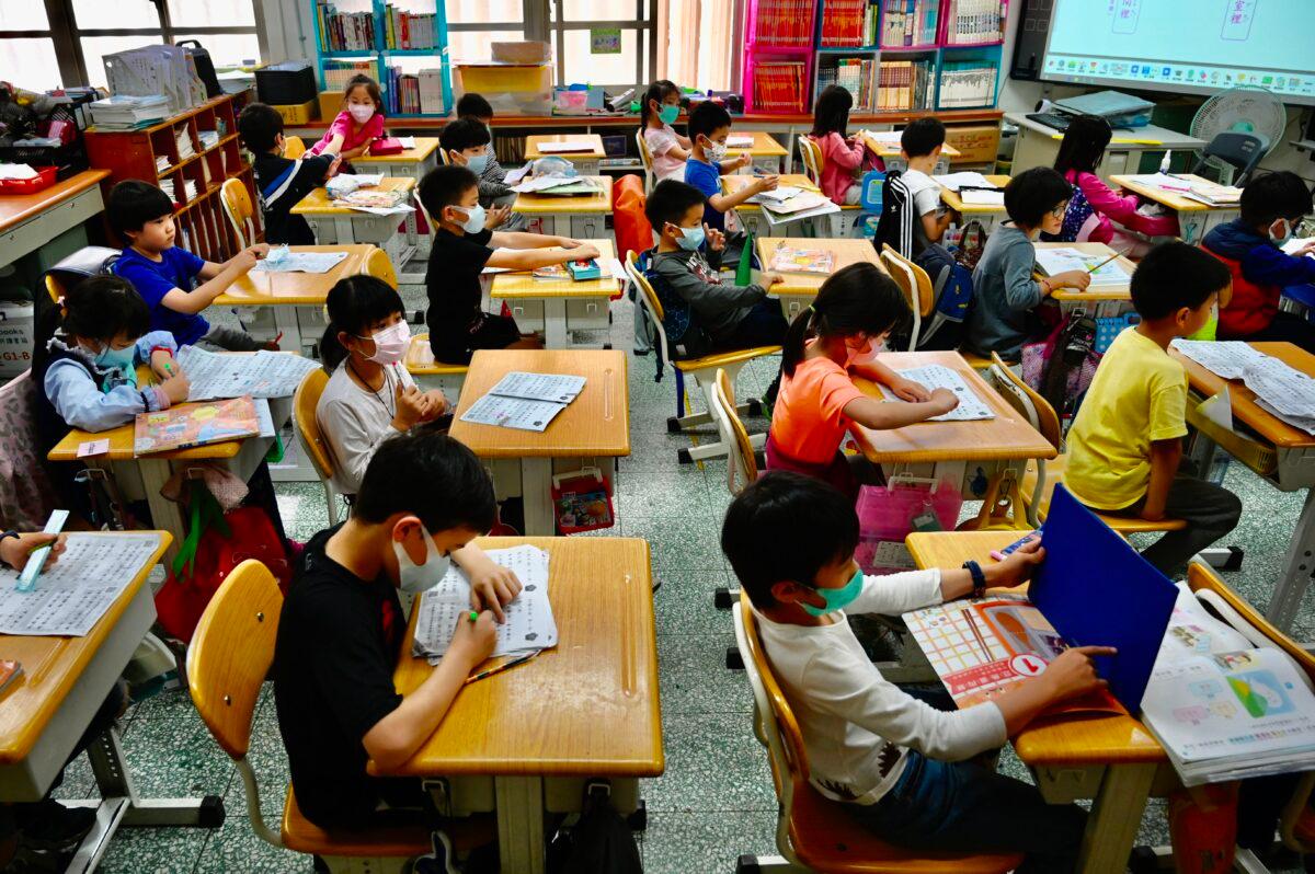 Students attend a class at Dajia Elementary School in Taipei, Taiwan, on April 29, 2020. (Sam Yeh /AFP via Getty Images)