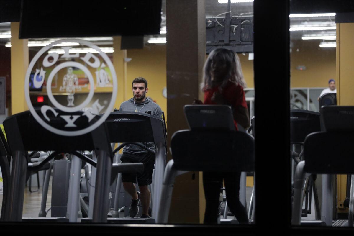 People work out at a Gold’s Gym in Washington on March 16, 2020. (Alex Wong/Getty Images)