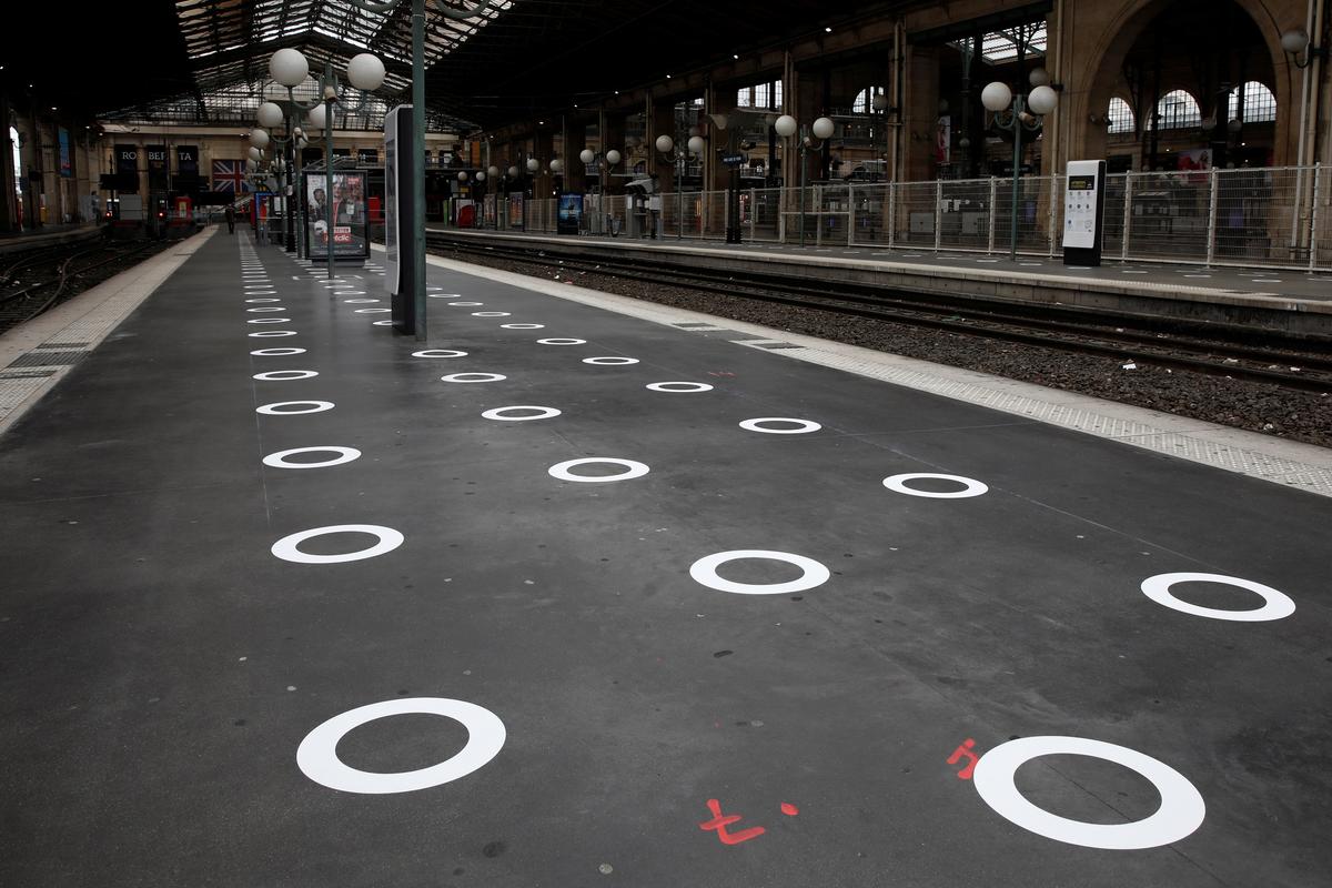 Plastic circles are seen on the ground indicating where to stand to respect social distancing on a platform at the Gare du Nord train station during the outbreak of the CCP virus in Paris, France, on May 5, 2020. (Benoit Tessier/Reuters)