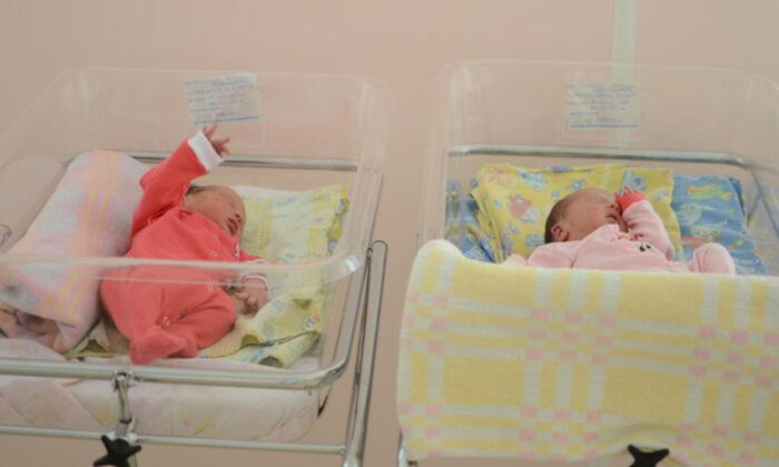 Mom and Dad Who Beat COVID-19 Finally Meet Their Newborn Twins 20 Days After Birth