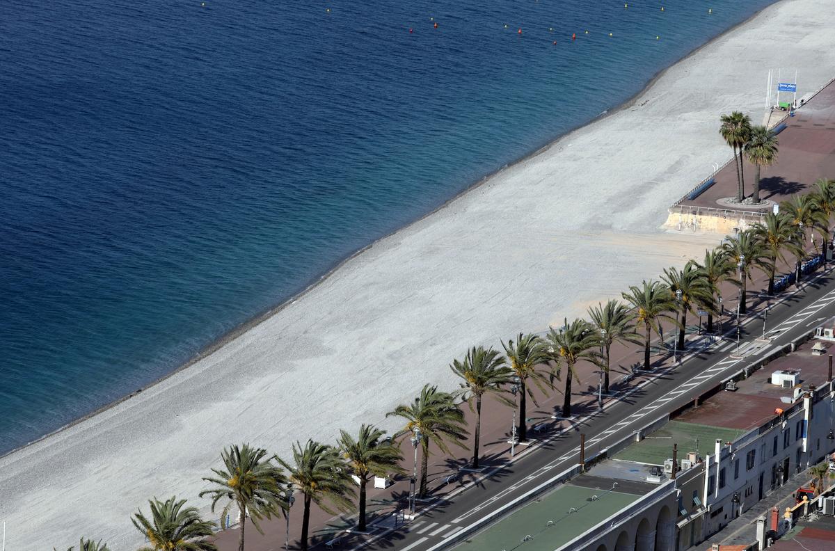The deserted beach of the Promenade des Anglais in Nice on May 7, 2020. (REUTERS/Eric Gaillard)