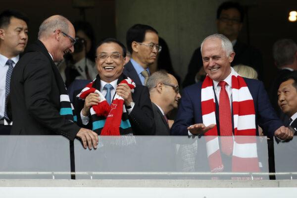 Television host and Port Adelaide Chairman David Koch, Chinese Premier Li Keqiang and Australia's Prime Minister Malcolm Turnbull at Sydney Cricket Ground on March 25, 2017 in Sydney, Australia. (Mark Kolbe/Getty Images)