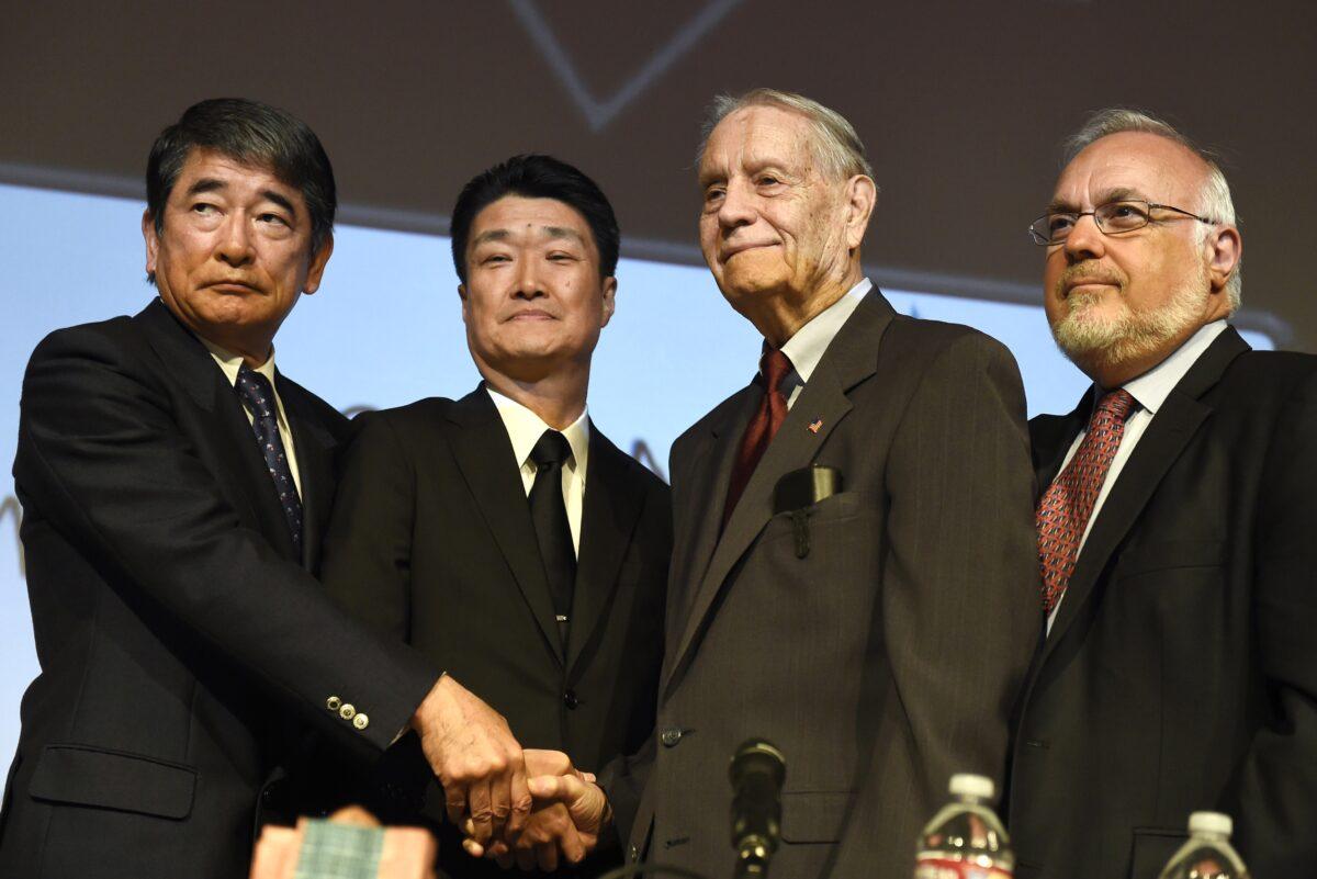 Yukio Okamoto (L), with American World War II prisoner of war James Murphy (2nd R), Hikaru Kimura (2nd L), and Rabbi Abraham Cooper (R) at Simon Wiesenthal Center's Museum of Tolerance in Los Angeles on July 19, 2015. (Robyn Beck/AFP via Getty Images）