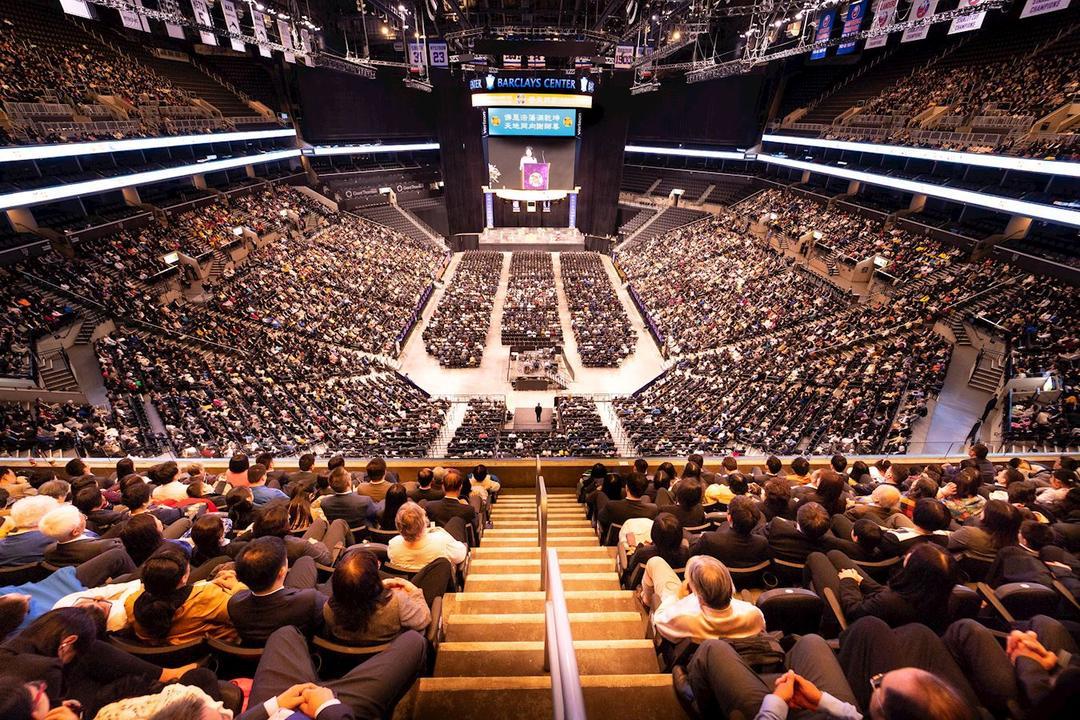 An audience of over 10,000 attends the Falun Dafa conference at Barclays Center in Brooklyn, N.Y., on May 17, 2019. (Edward Dye/The Epoch Times)