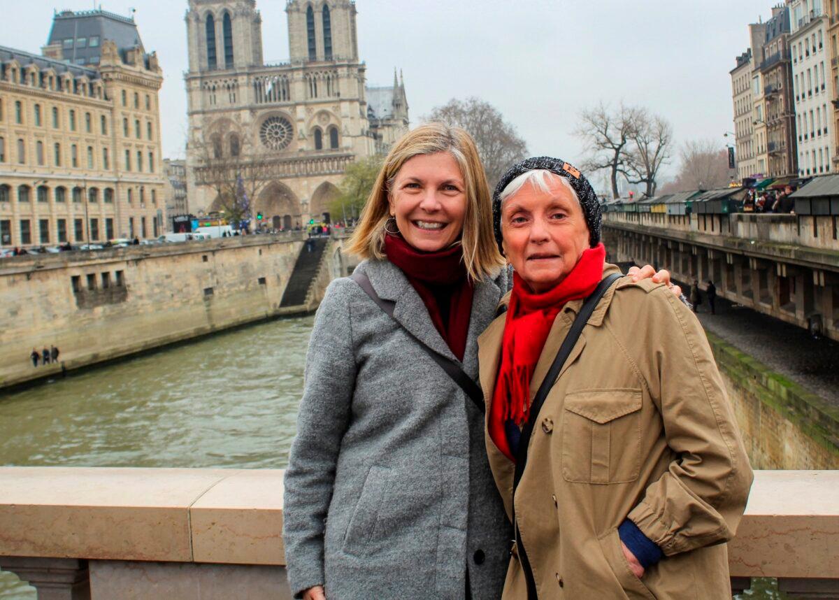 Lisa Hill (L) and her mother Pat White in Paris, in December 2018. (Sara Montgomery via AP)