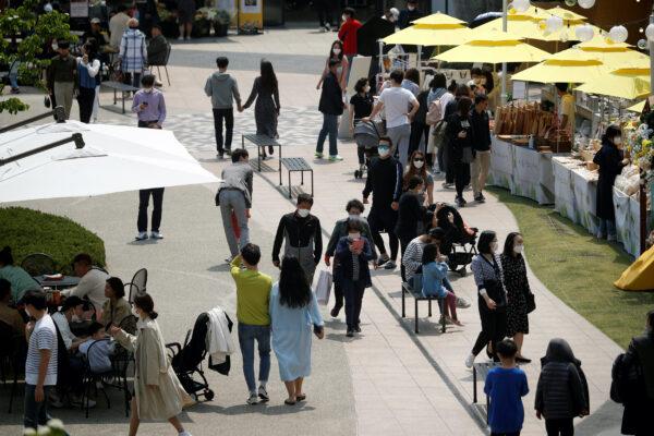 People wearing masks to avoid the spread of the COVID-19 shop at an outlet mall in Gimpo, South Korea, on May 1, 2020. (Kim Hong-Ji/Reuters)