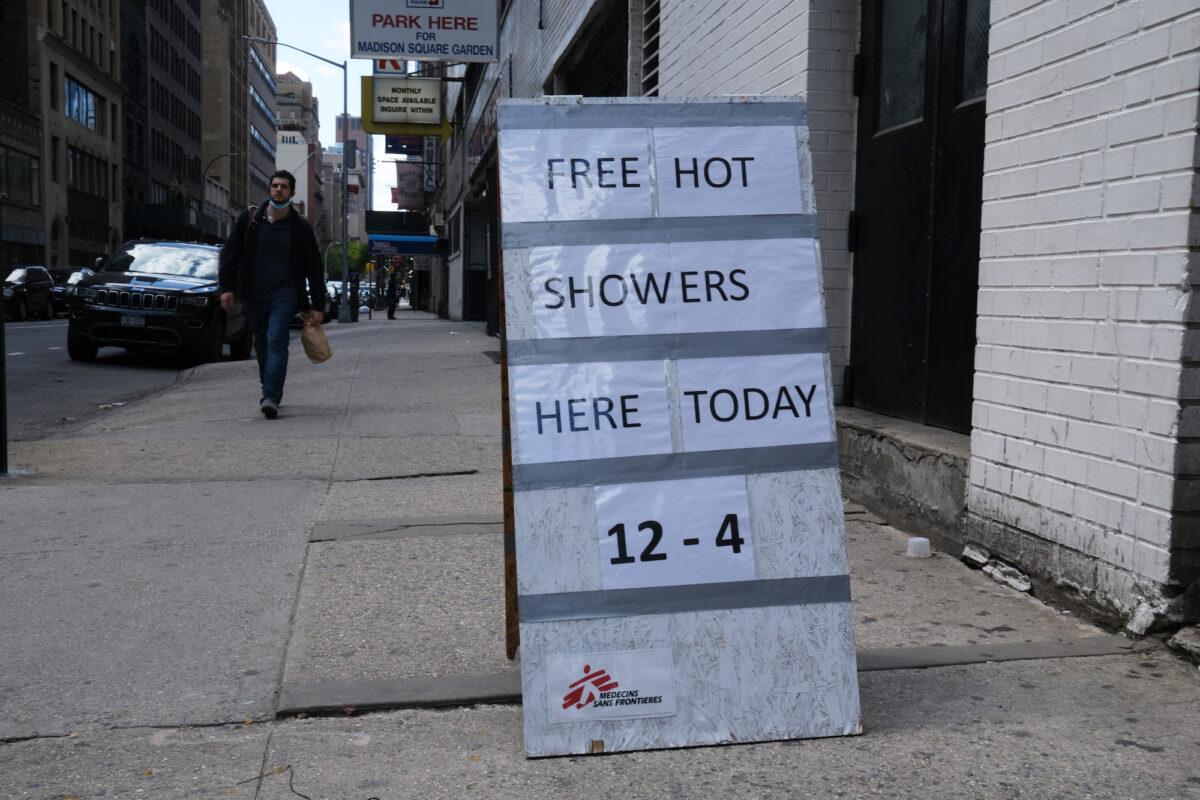 A sign announces free showers at a Doctors Without Borders temporary shower trailer in Manhattan, in New York City, on May 07, 2020. (Spencer Platt/Getty Images)